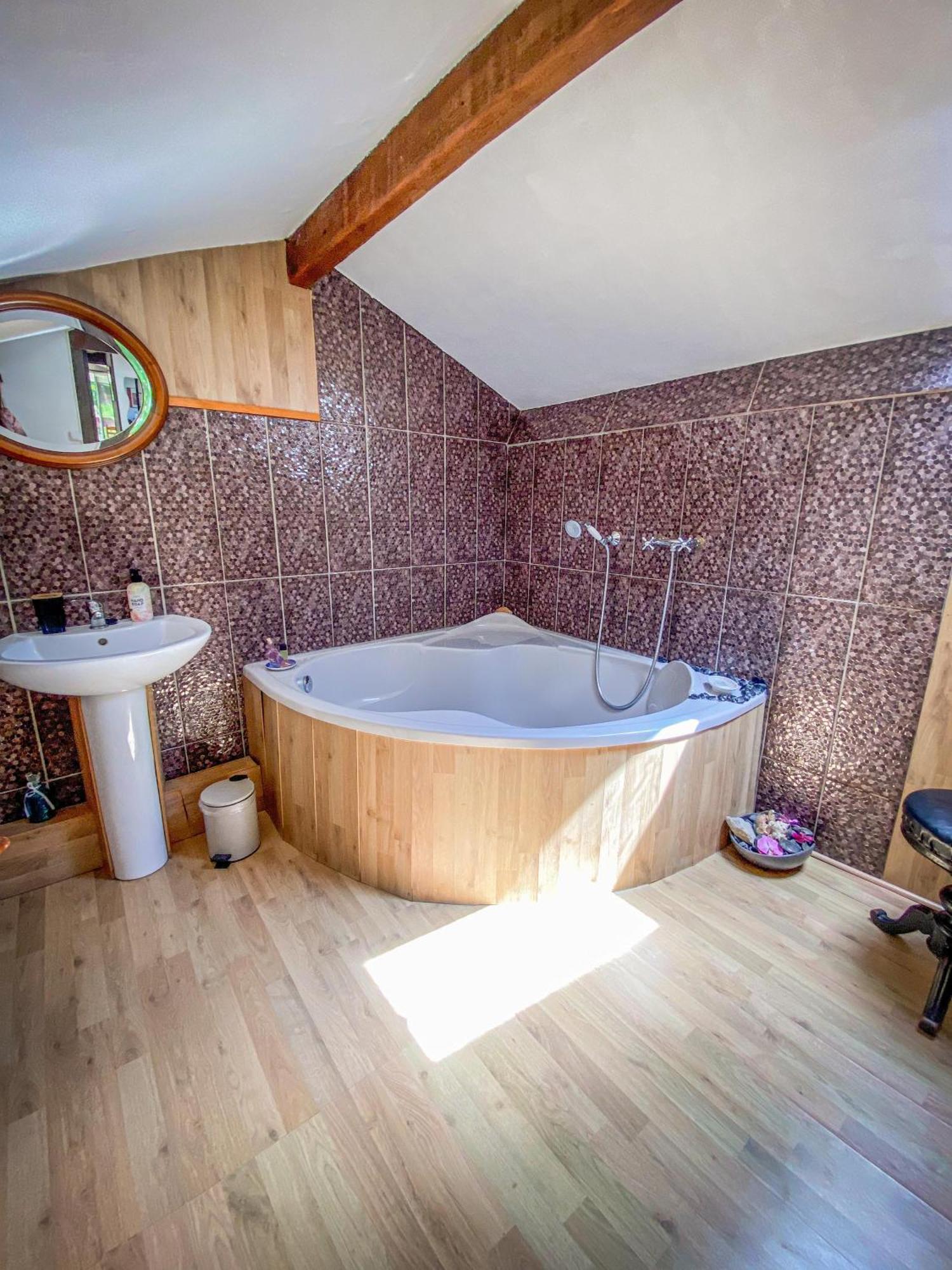 Ryokan Lankana Exideuil-sur-Vienne Екстериор снимка