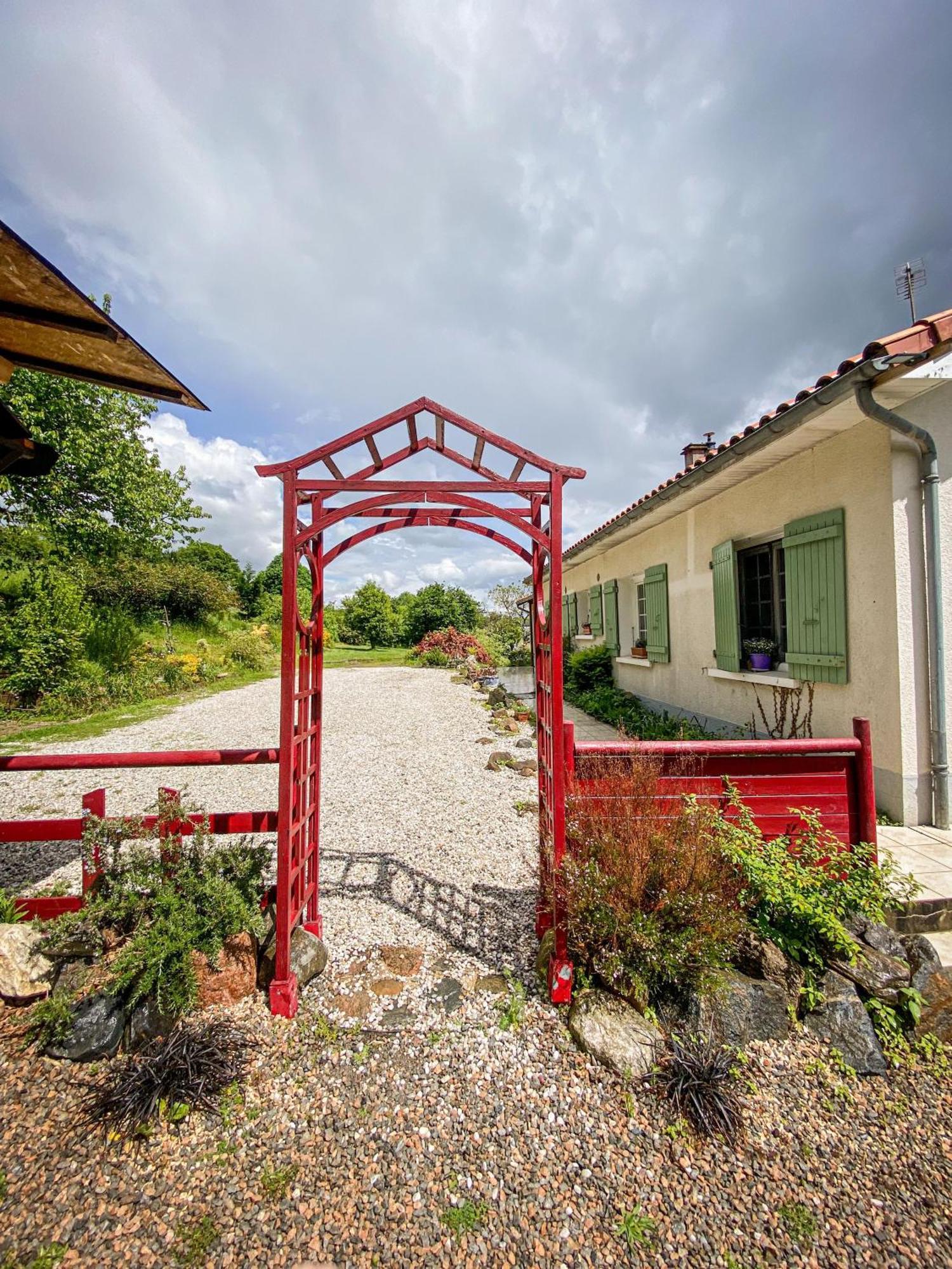 Ryokan Lankana Exideuil-sur-Vienne Екстериор снимка
